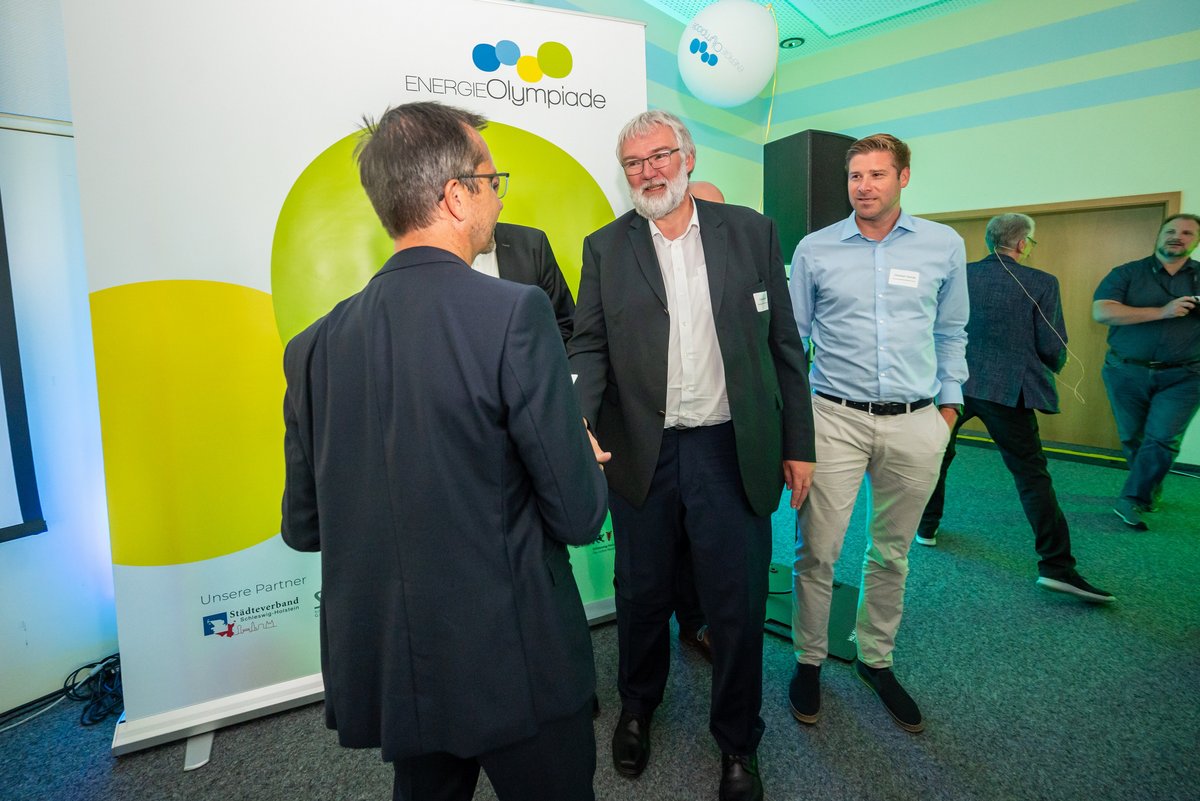 EKSH-Geschäftsführer Prof. Dr.-Ing. Frank Osterwald (l.) und Umweltminister Tobias Goldschmidt (r.) überreichen den Preis an die Vertreter der Versorgungsbetriebe Bordesholm.