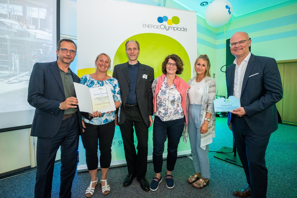 EKSH-Geschäftsführer Prof. Dr.-Ing. Frank Osterwald  und Umweltminister Tobias Goldschmidt überreichen den Preis an das Amt Büchen.