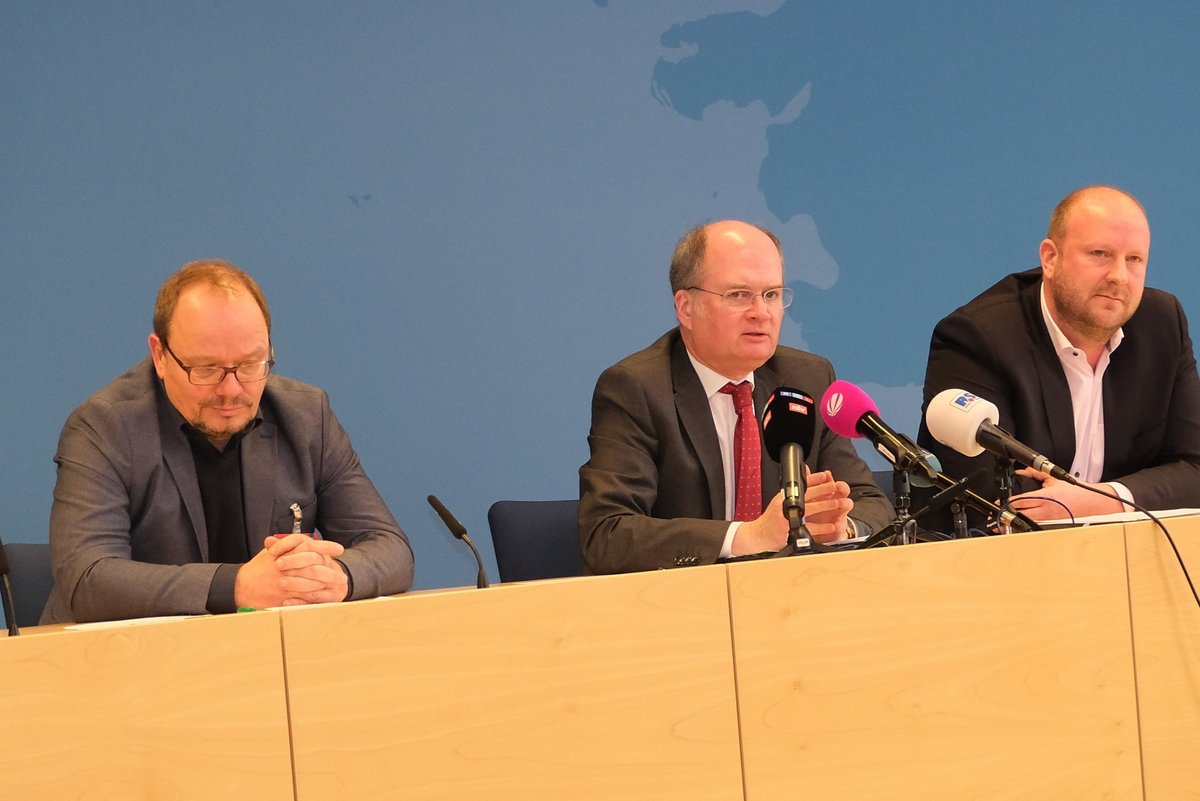 Auf dem Bild bei der Landespressekonferenz am 16. Januar 2025 sind die Geschäftsführer der KLV, Dr. Sönke Schulz, Jörg Bülow und Marc Ziertmann zu sehen.