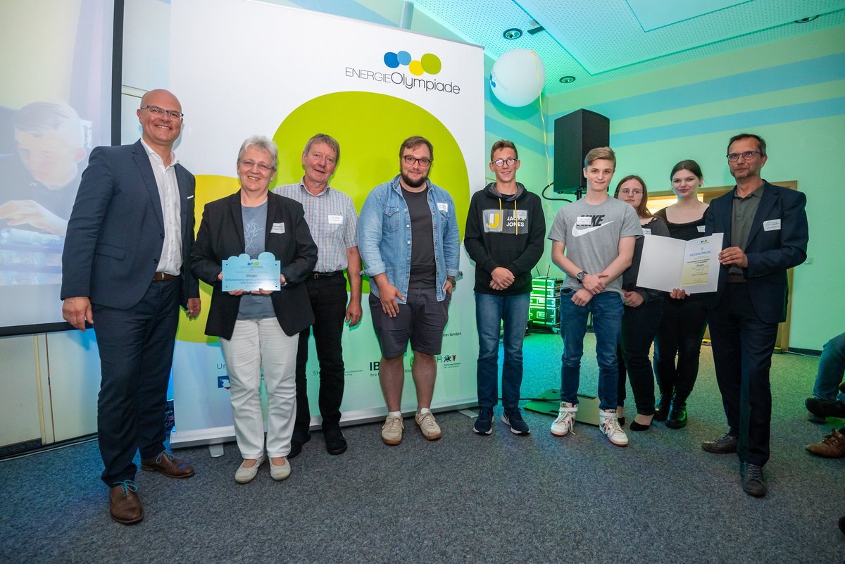 EKSH-Geschäftsführer Prof. Dr.-Ing. Frank Osterwald (l.) und Umweltminister Tobias Goldschmidt (r.) überreichen den Preis an die Vertreter des Schulverbands Hanerau-Hademaschen.