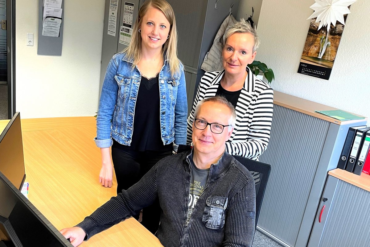 Dieses Bild zeigt Linda Jensen (Stellvertretende Amtsleitung Finanzen), Gunnar Maronde (IT-Abteilung) und Jessica Mühlenbeck (Amtsleitung Zentrale Dienste) vom Amt Mittleres Nordfriesland, die an dem erfolgreichen Pilotprojekt beteiligt waren. 