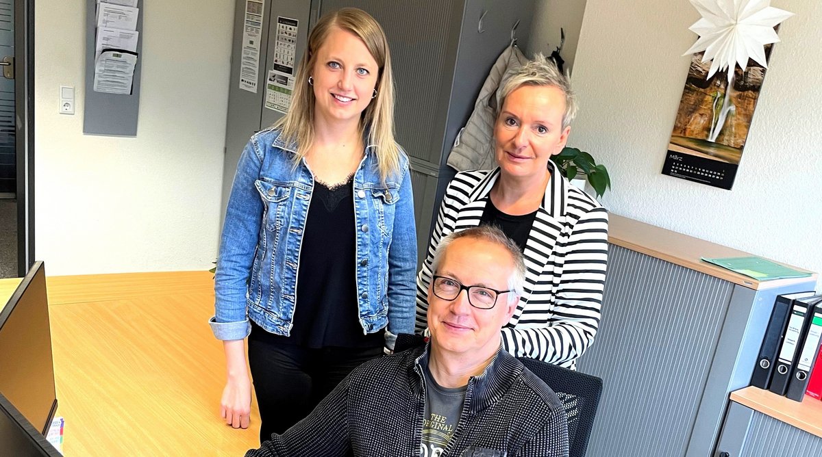 Dieses Bild zeigt Linda Jensen (Stellvertretende Amtsleitung Finanzen), Gunnar Maronde (IT-Abteilung) und Jessica Mühlenbeck (Amtsleitung Zentrale Dienste) vom Amt Mittleres Nordfriesland, die an dem erfolgreichen Pilotprojekt beteiligt waren. 