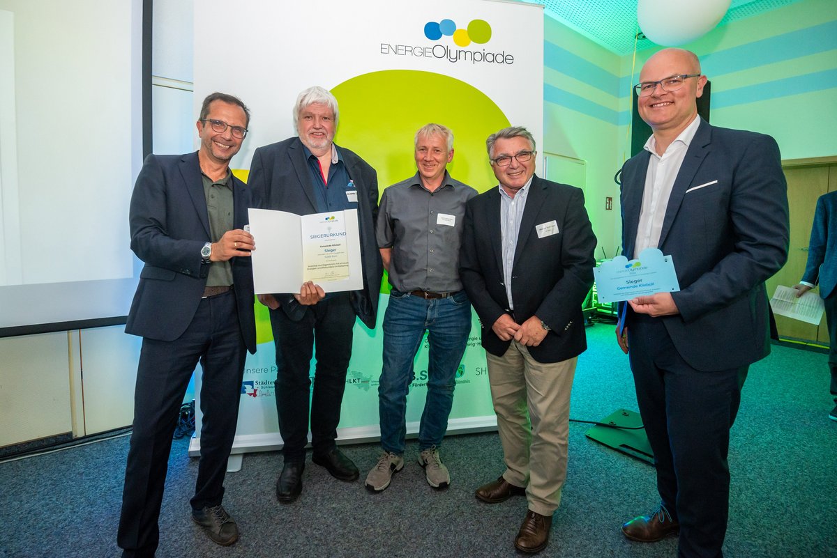 EKSH-Geschäftsführer Prof. Dr.-Ing. Frank Osterwald (l.) und Umweltminister Tobias Goldschmidt (r.) überreichen den Preis an die Vertreter der Gemeinde Klixbüll.